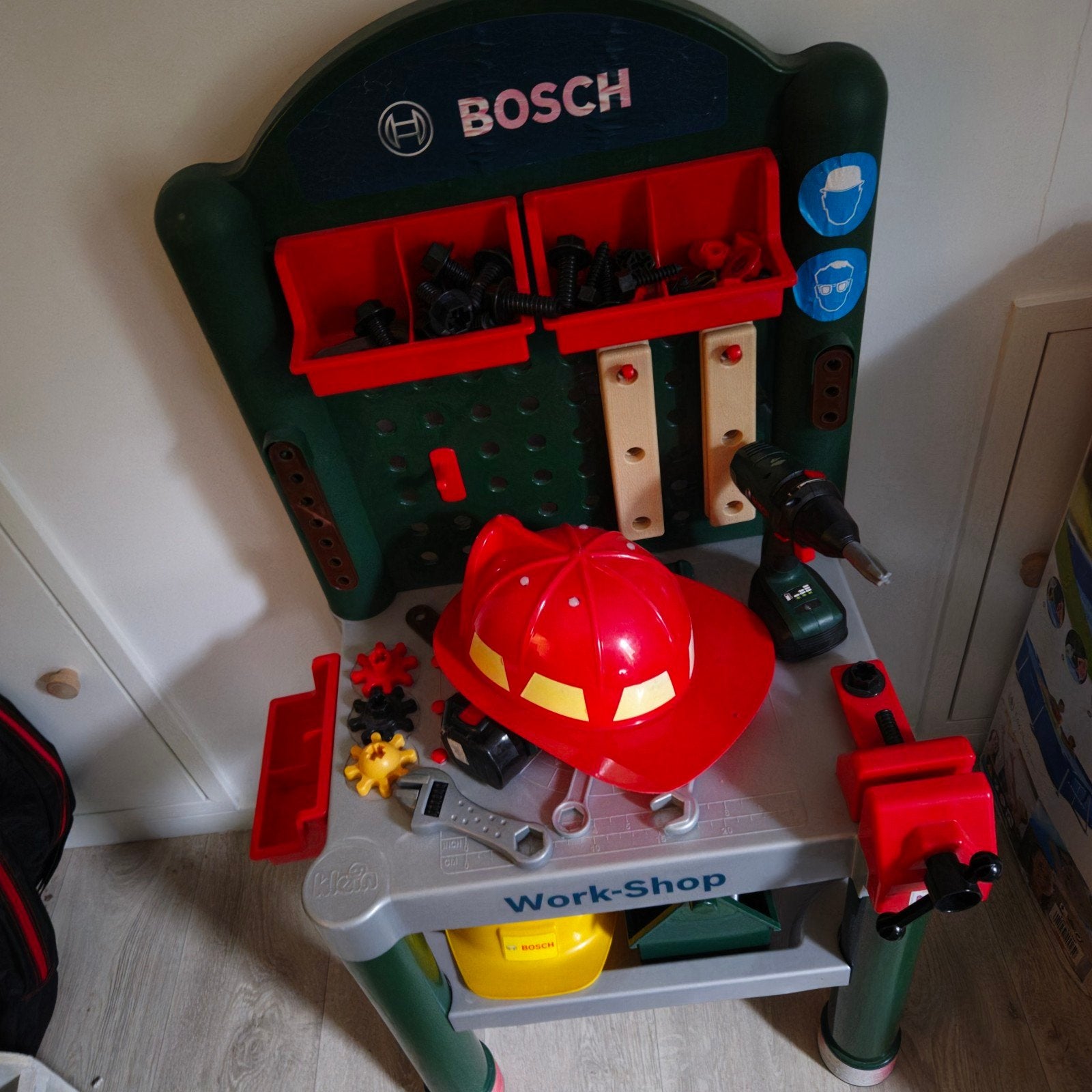 Bosch Werkbank met veel toebehoren en 2 boormachines, Ophalen of Verzenden, Gebruikt, Knutselen