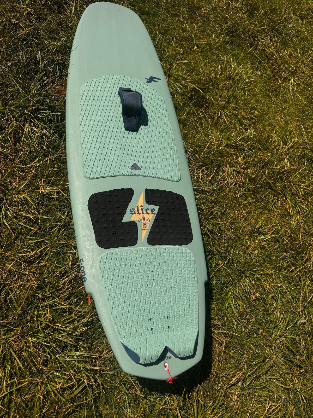 F-One Slice Bamboo Kiteboard 5'5" - Zo goed als nieuw, Watersport en Boten, Kitesurfen, Ophalen, Overige typen, Zo goed als nieuw