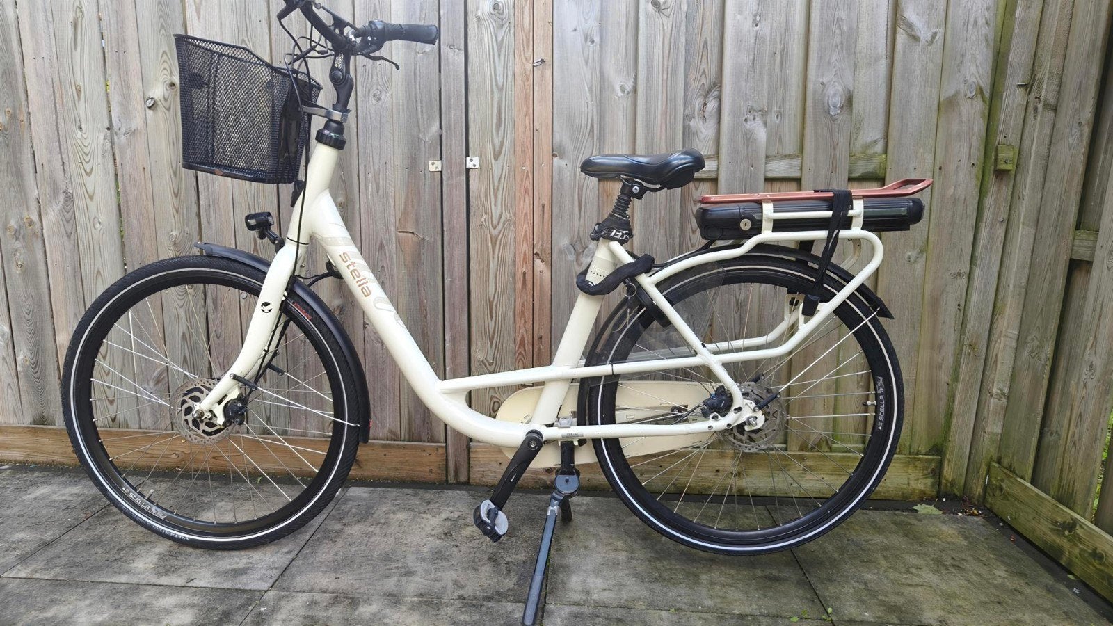 Stella Fiore elektrische fiets zo goed als nieuw + top accu, Fietsen en Brommers, Ophalen, Zo goed als nieuw, 50 km per accu of meer
