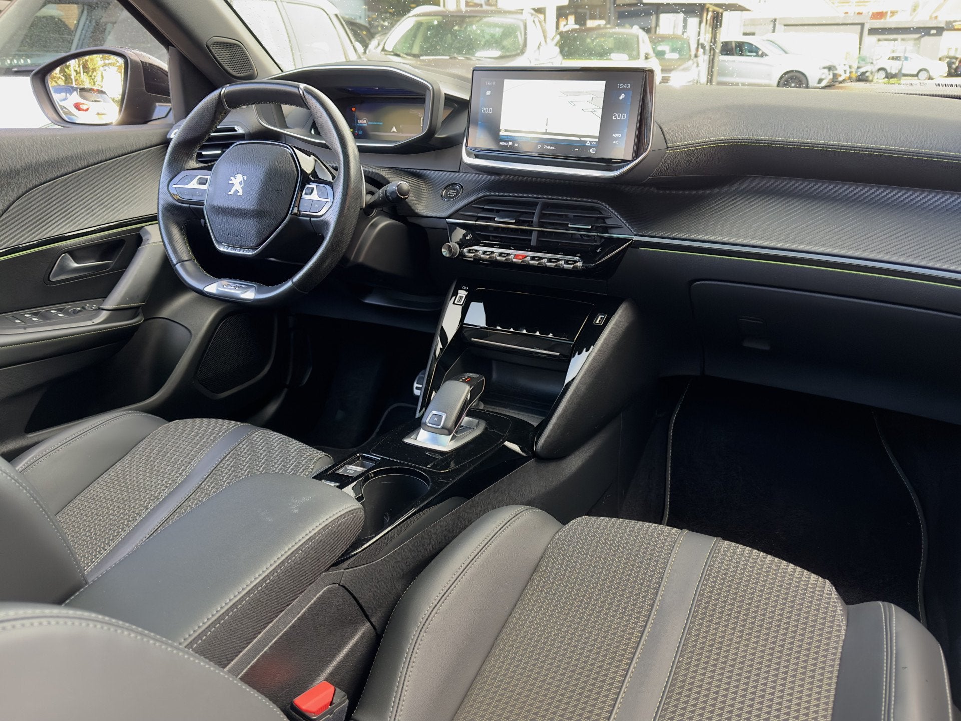Peugeot 2008 1.2 AUT8 GT-LINE PANODAK LEDER NAVI CAMERA DIGI, Dealer onderhouden, Gebruikt, Euro 6, 1199 cc