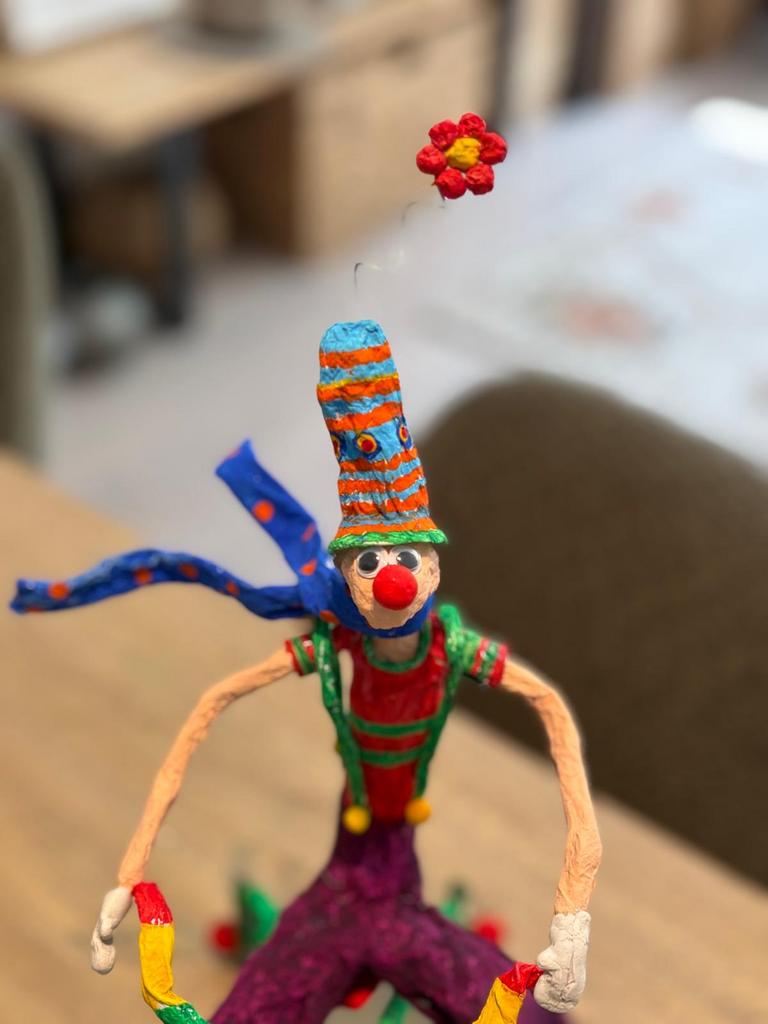 Kleurrijk handgemaakt beeld van een clown op driewieler, Overige onderwerpen, Ophalen of Verzenden, Handgemaakt, 20 - 50 cm