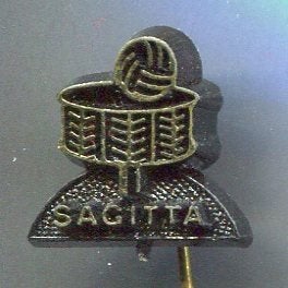 Sagitta zwart plastic korfbal speldje ( Z_179), Ophalen of Verzenden, Zo goed als nieuw, Transport, Speldje of Pin