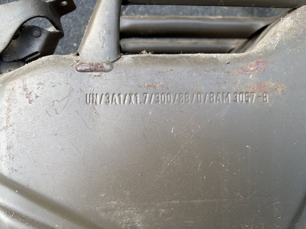 Twee leger jerrycans, Ophalen, Landmacht, Nederland