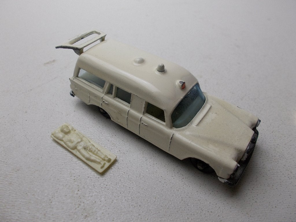 1970 Matchbox No 3-C MERCEDES-BENZ "BINZ" AMBULANCE.