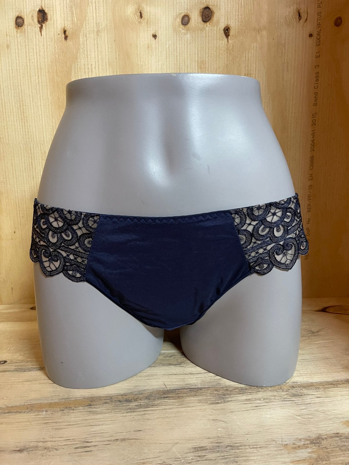 Maison Lejaby string Maat s en L Model tailisman, Verzenden, Blauw, String