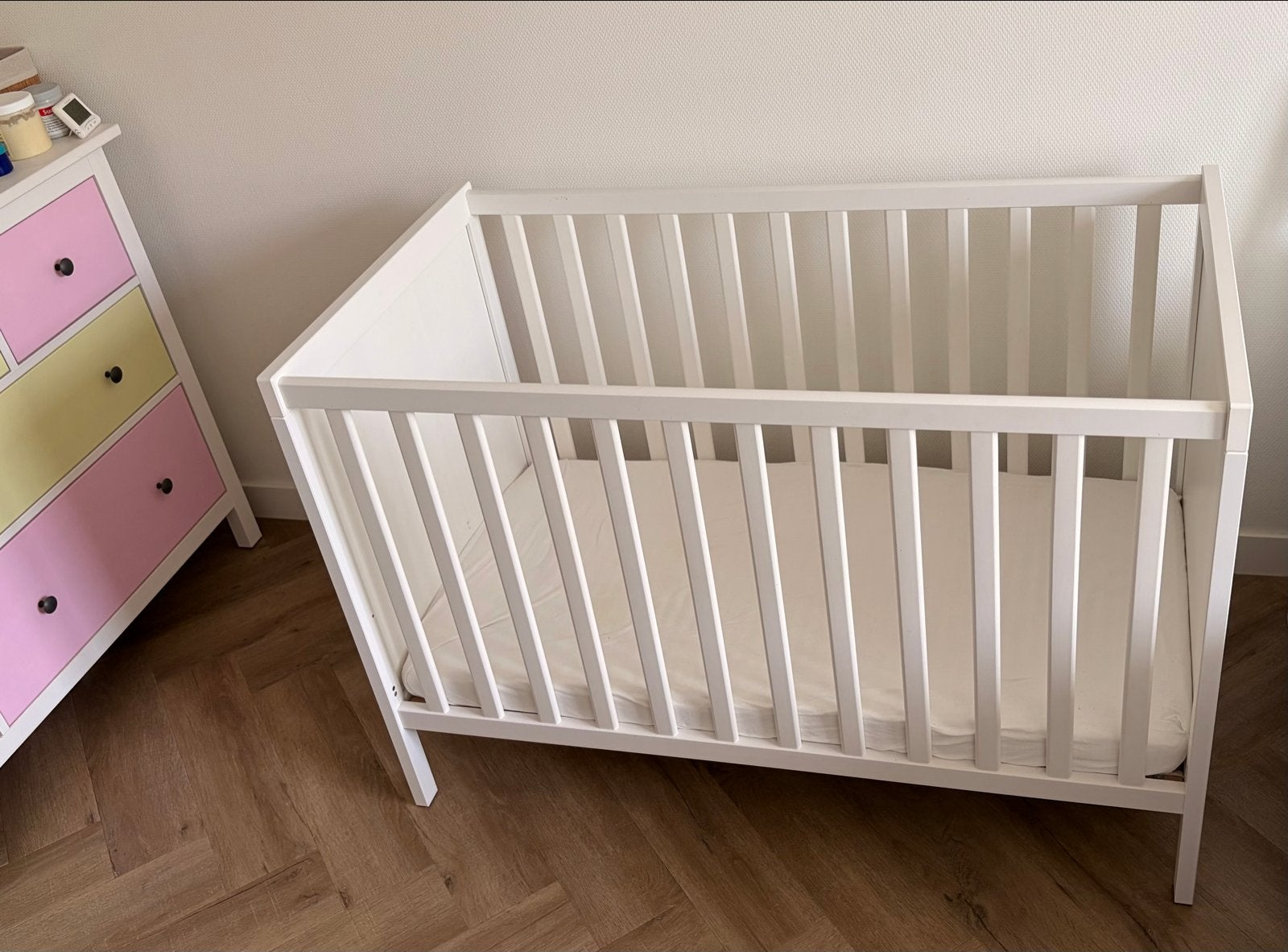 Wit ledikantje ikea sundvik voor baby of peuter, Ophalen, Zo goed als nieuw, Ledikant