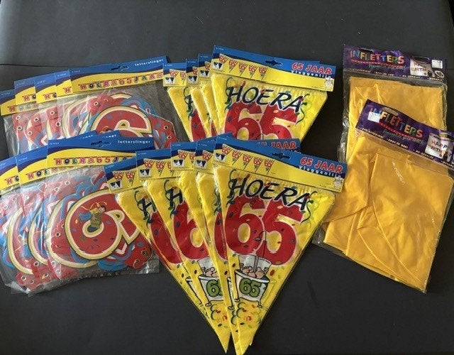Hoera 65 jaar feestversiering - letterslinger en vlaggenlijn, Ophalen of Verzenden, Nieuw, Versiering, Verjaardag