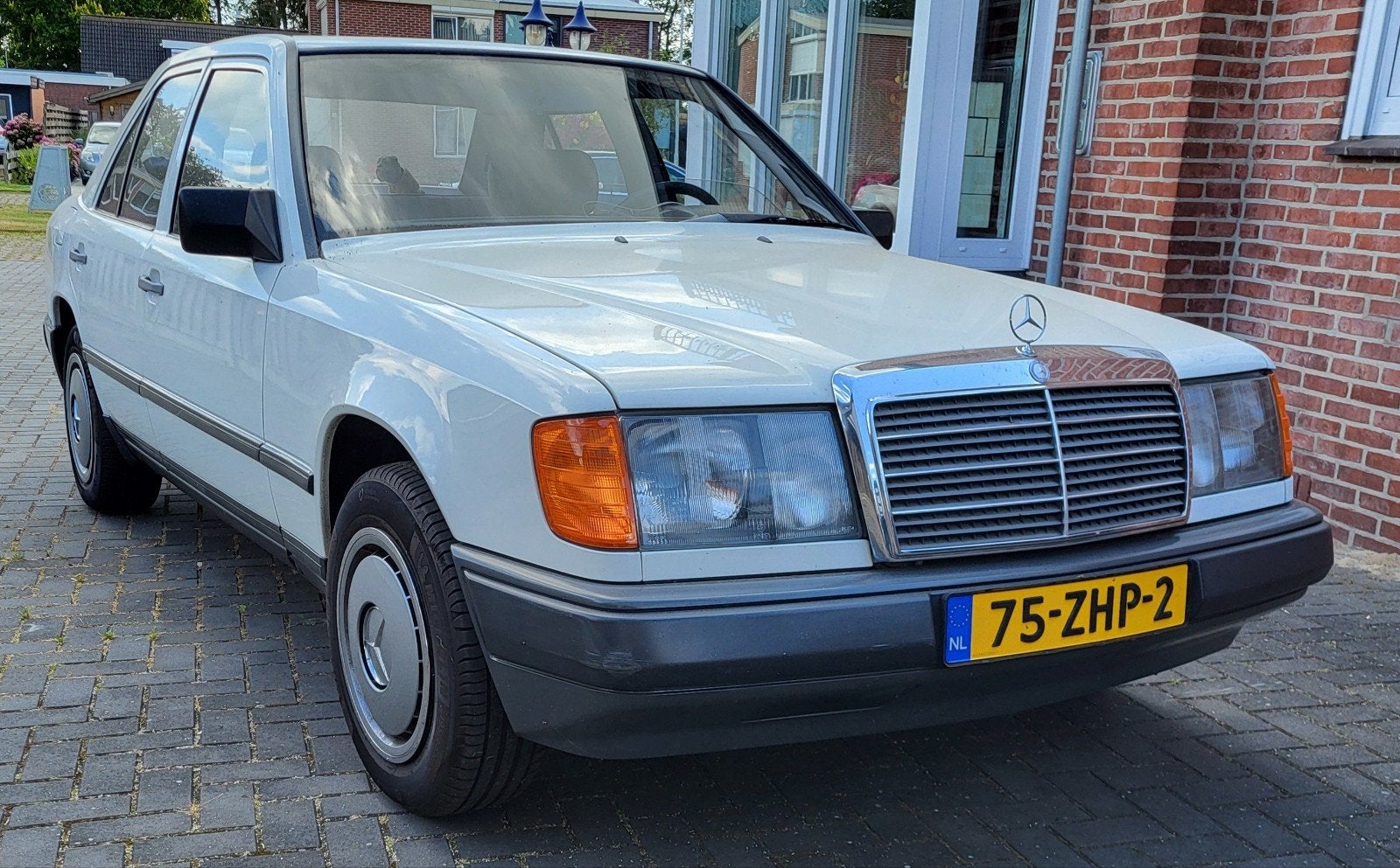Mercedes-Benz E 200 oldtimer 1985 automaat LEES ADVERTENTIE, Auto's, Stof, 4 cilinders, 4 stoelen, Wit
