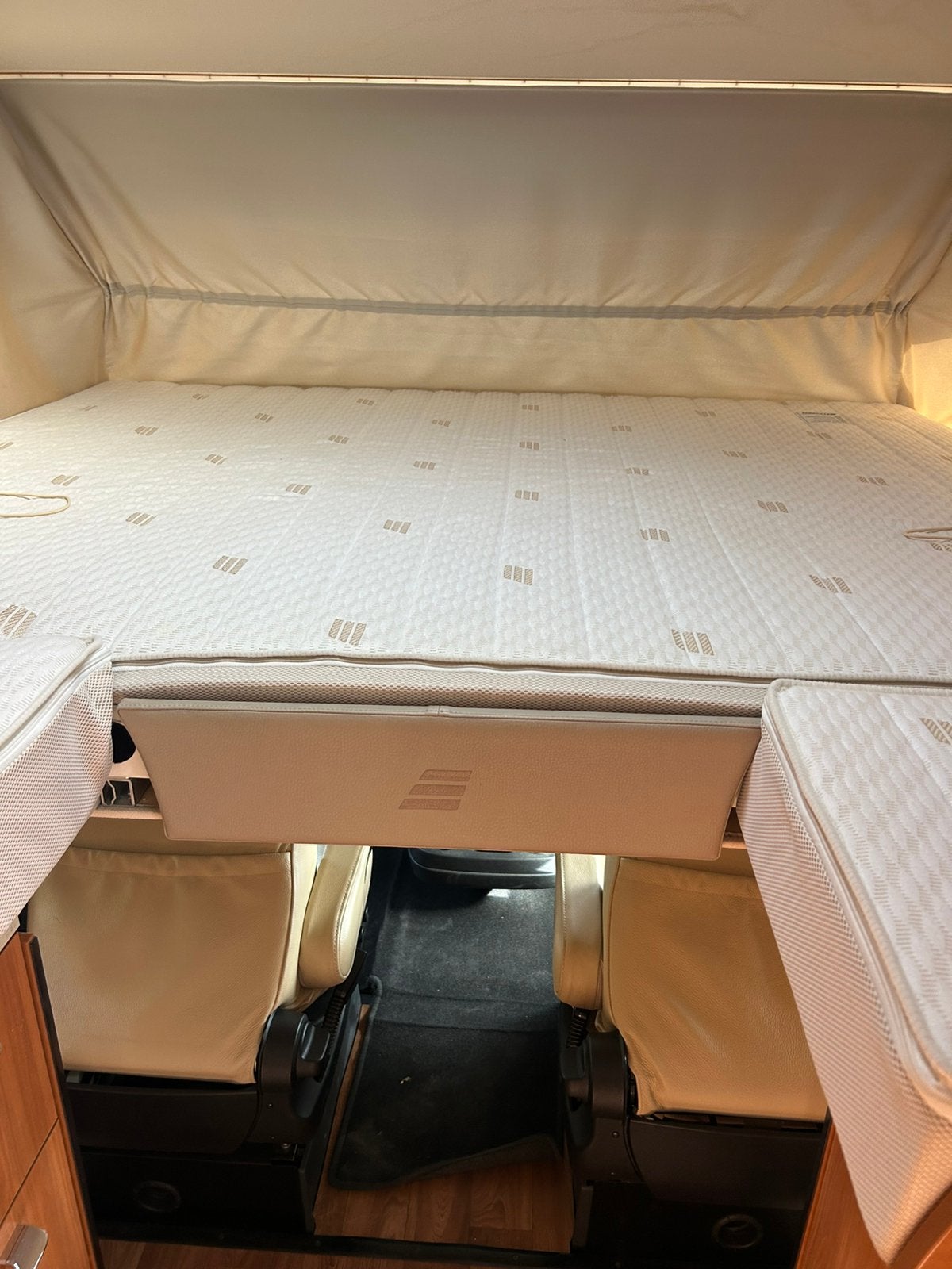 Foto 15 van Hymer B 534 DL Integr.Camper met autom.motor airco als nieuw