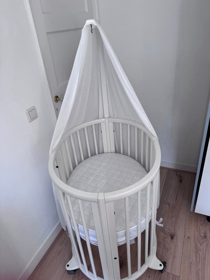 Stokke Sleepi Mini Wieg v3 met hemeltje en matras, Ophalen, Zo goed als nieuw, Wieg