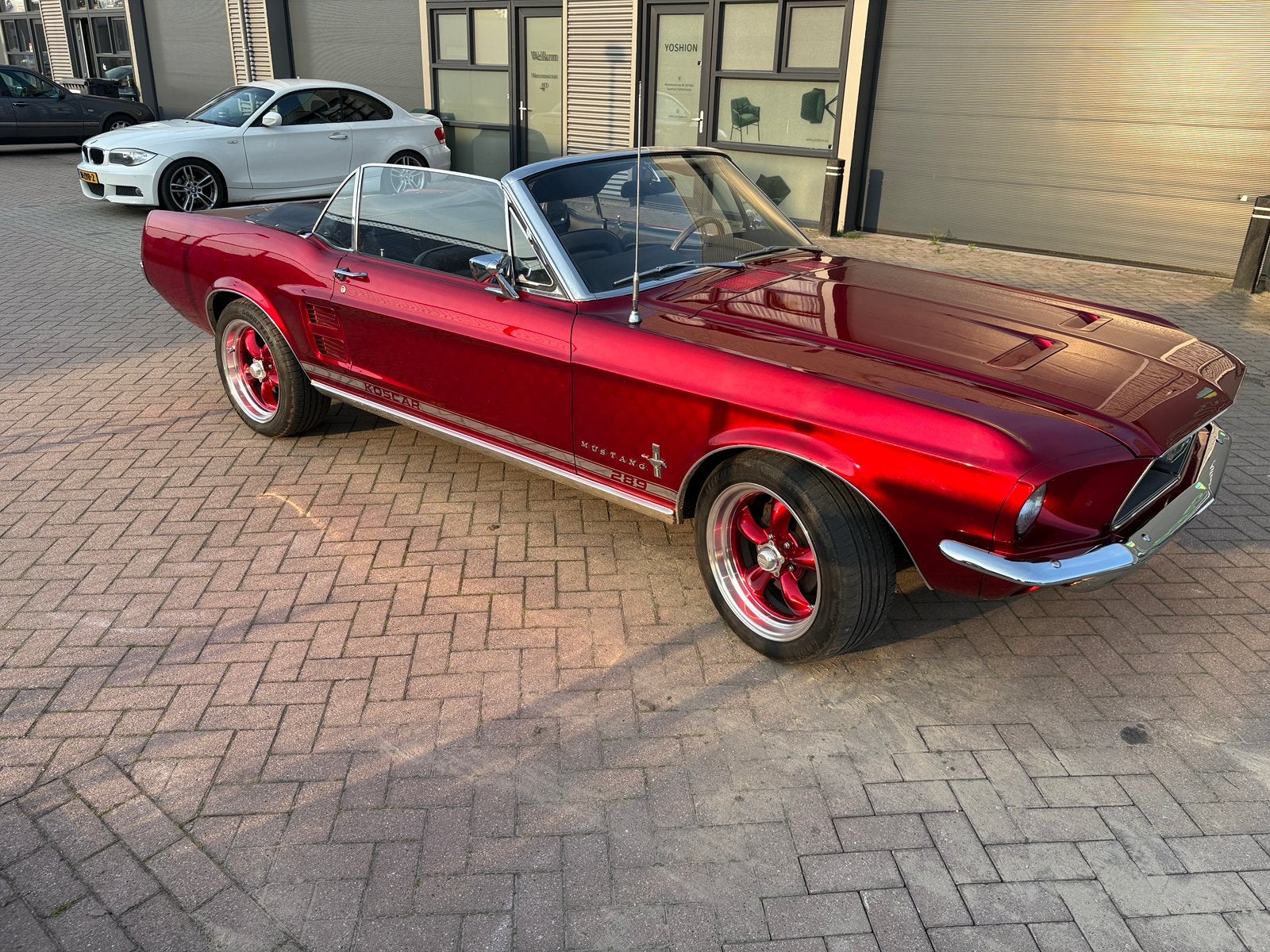 Prachtige Ford Mustang convertible 1967 cherry red, Automaat, Achterwielaandrijving, Zwart, Cabriolet