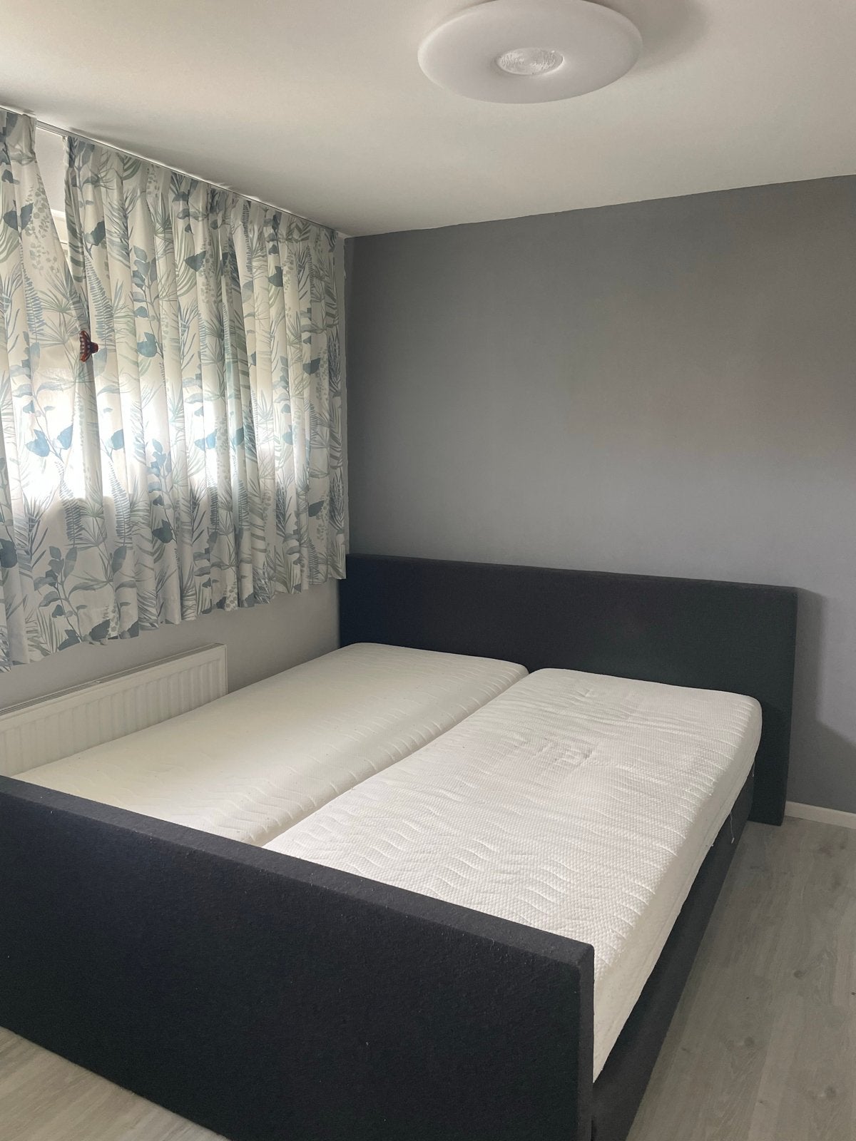 180cm boxspring met matrassen in goede staat, Ophalen, Gebruikt, Zwart, Tweepersoons