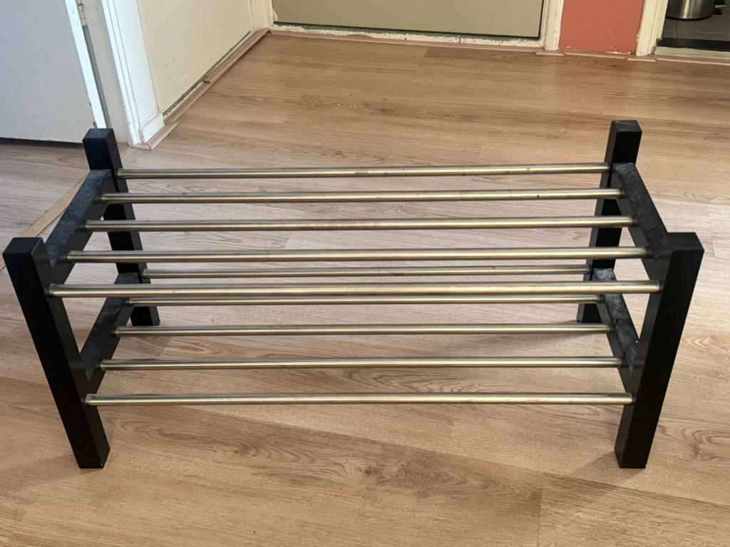 IKEA TJUSIG black shoe rack, Huis en Inrichting, Ophalen, Zo goed als nieuw