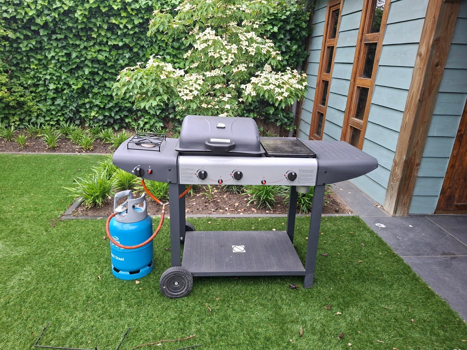 Gasbarbecue (lavastenen) met zijbrander, grilplaat en hoes, Ophalen, Gebruikt, Onbekend