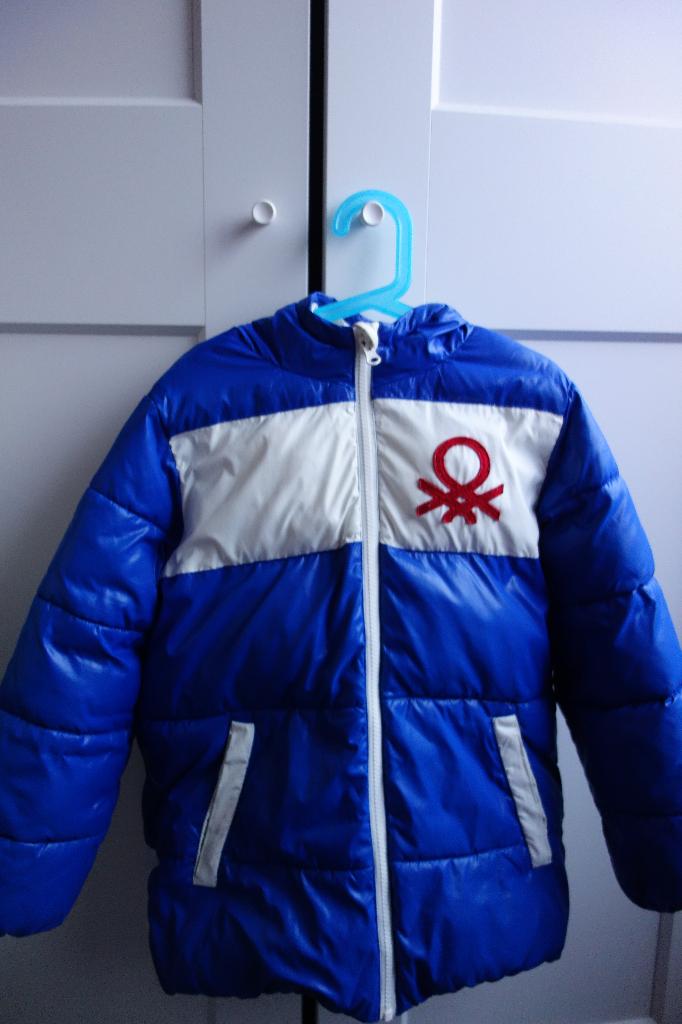 Winter jas (130), tshirt & trui van Benetton in nette staat, United Colors of Benetton, Ophalen of Verzenden, Jongen, Overige typen