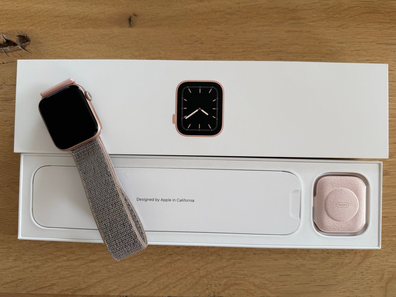Apple Watch Series 5 44mm Goud Aluminium Roze Zand Sport Ban, Ophalen, Afstand, IOS, Zo goed als nieuw