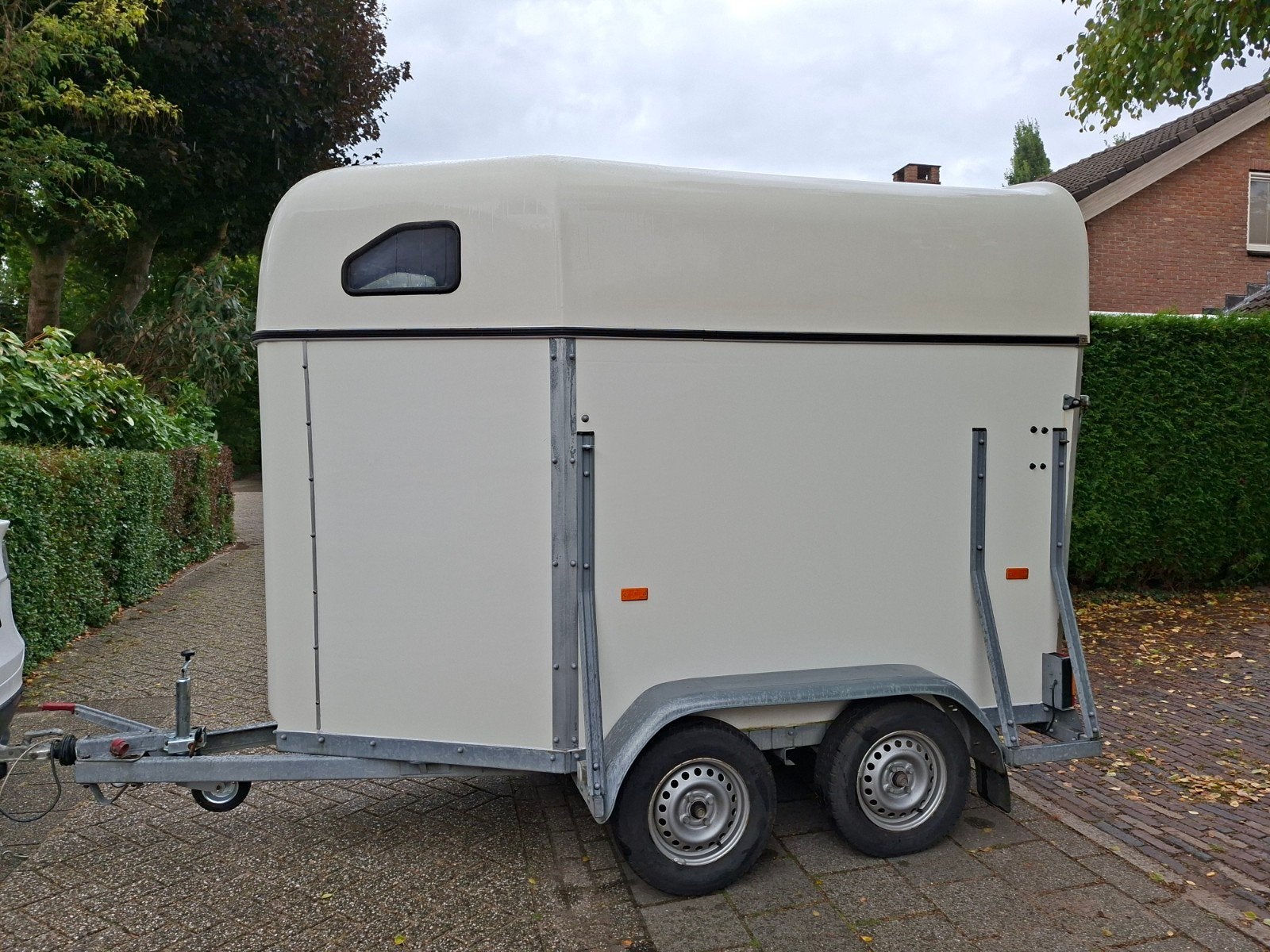 Zeer nette witte Hotra trailer (1,5 paards), Dieren en Toebehoren, Paarden en Pony's | Trailers en Aanhangwagens, Ophalen, Gebruikt