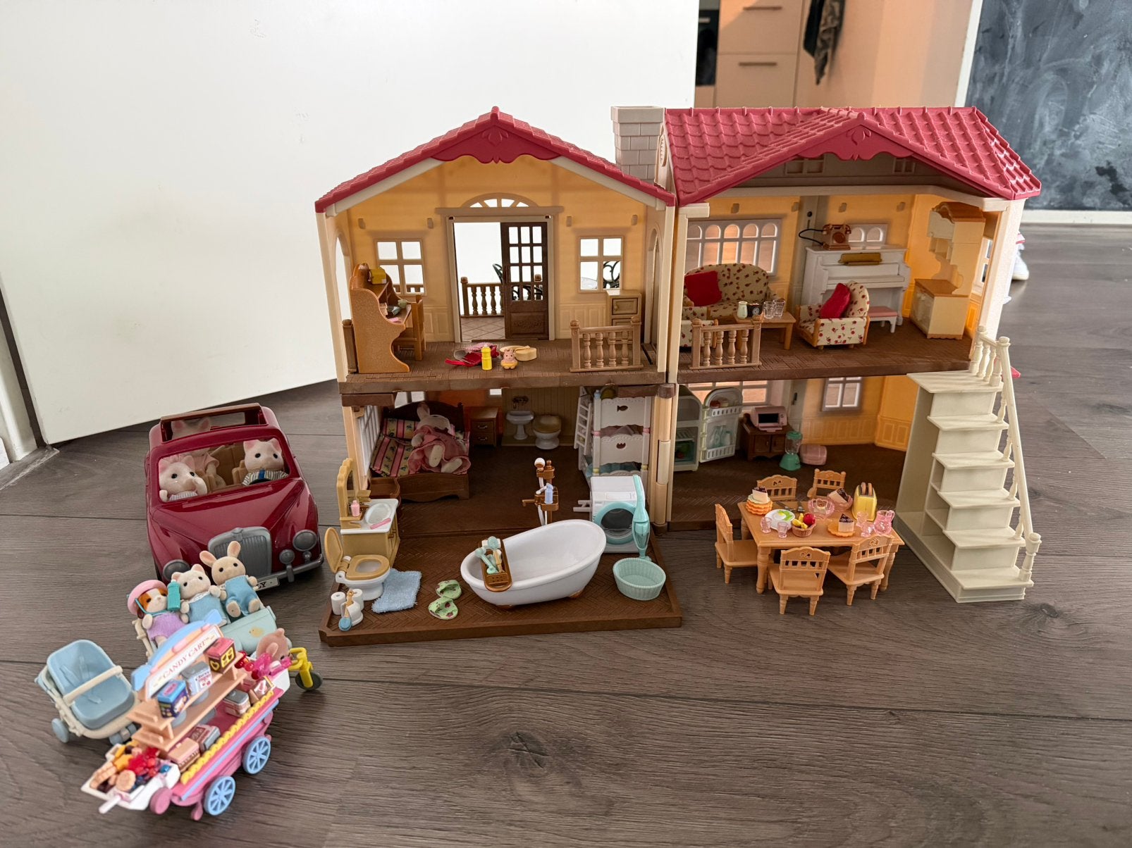 Sylvanian families huis, auto, popjes en accessoires, Ophalen, Zo goed als nieuw, Poppenhuis