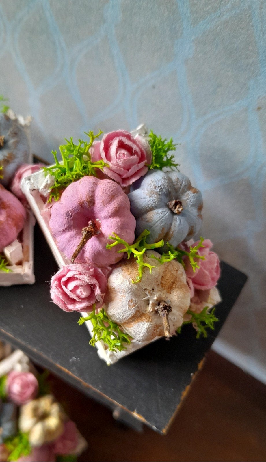 🎃 PPH 1.12 MINIATUUR POMPOENEN & ROZEN IN 'N WIT KRATJE 🎃, Ophalen of Verzenden, Nieuw, Poppenhuis