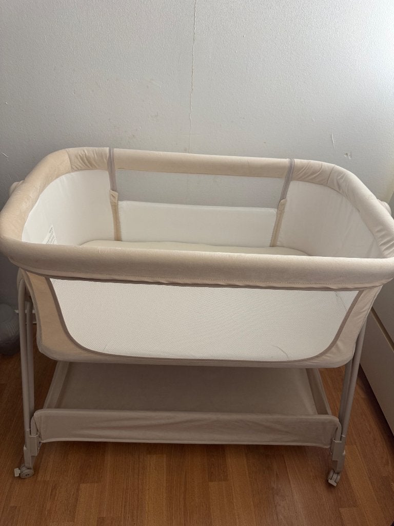 baby bed (next to me crib), Kinderen en Baby's, Kinderkamer | Bedden, Ophalen, Nieuw, Minder dan 140 cm, Matras