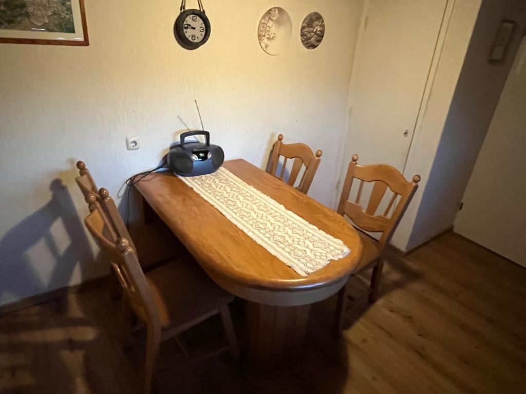 Gratis licht eiken eethoek met 4 stoelen, Huis en Inrichting, Ophalen, Gebruikt, Rechthoekig, 50 tot 100 cm
