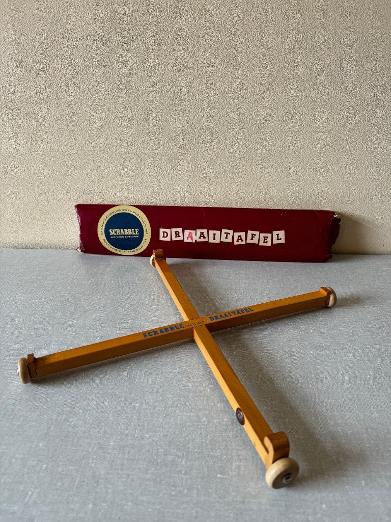 NIEUWSTAAT scrabble DRAAITAFEL draaiplateau draai tafel HOUT, Hobby en Vrije tijd, Een of twee spelers, Ophalen of Verzenden, Zo goed als nieuw