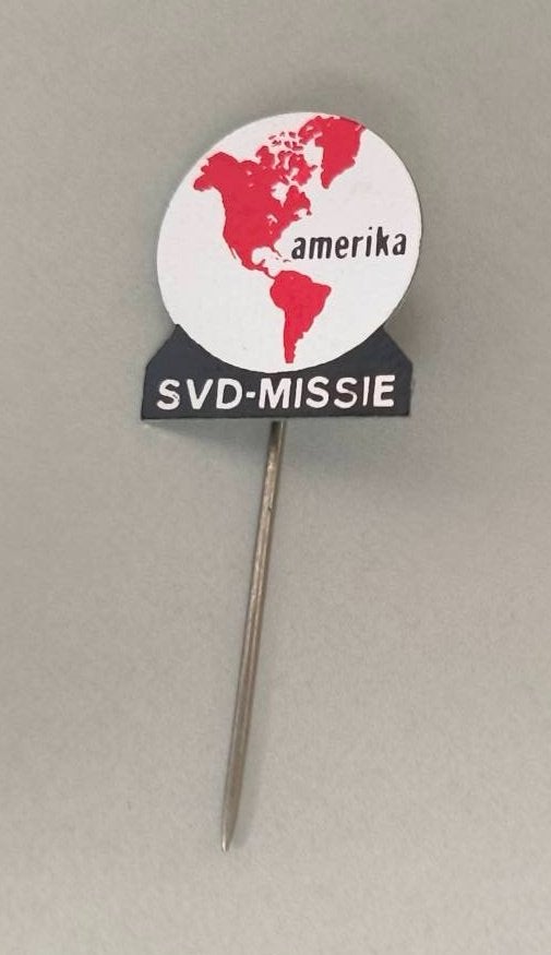 Speldje S.V.D missie Amerika, Verzamelen, Speldjes, Pins en Buttons, Ophalen of Verzenden, Zo goed als nieuw, Overige onderwerpen