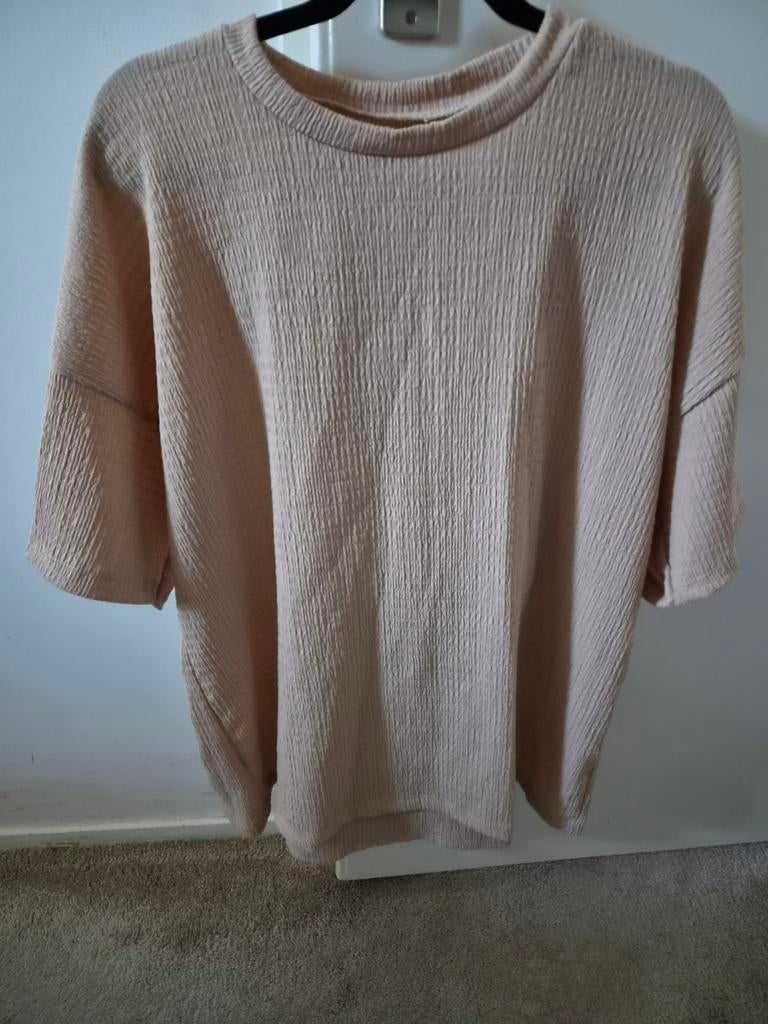Lichtbeige tshirt met broek, Beige, Korte mouw, Ophalen, Maat 38/40 (M)