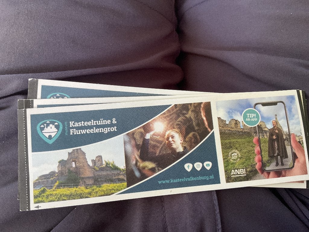 Bezoek Kasteelruïne en de Fluweelengrot, Tickets en Kaartjes, Drie personen of meer, Cadeaubon, Overige typen