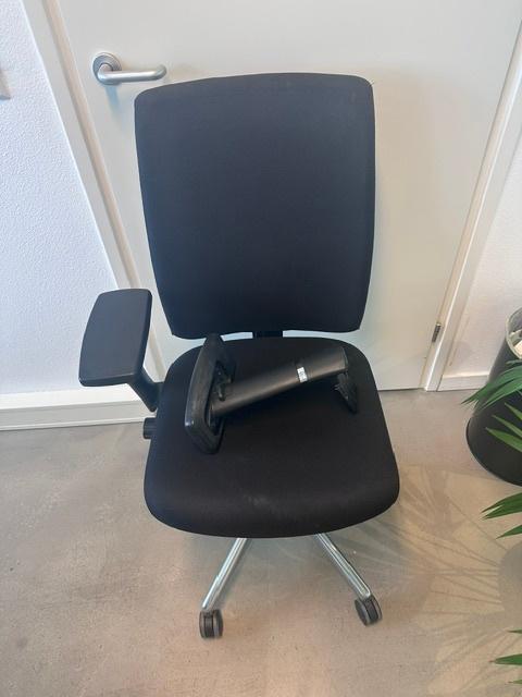 Gratis 2 Bureaustoelen, Huis en Inrichting, Bureaustoelen, Ophalen, Gebruikt, Zwart, Bureaustoel
