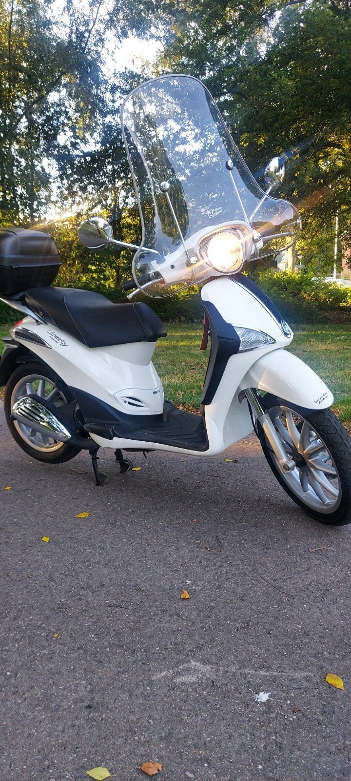 Piaggio liberty super nete scooter, Fietsen en Brommers, Snorfietsen en Snorscooters, Ophalen, Zo goed als nieuw, Benzine, Piaggio