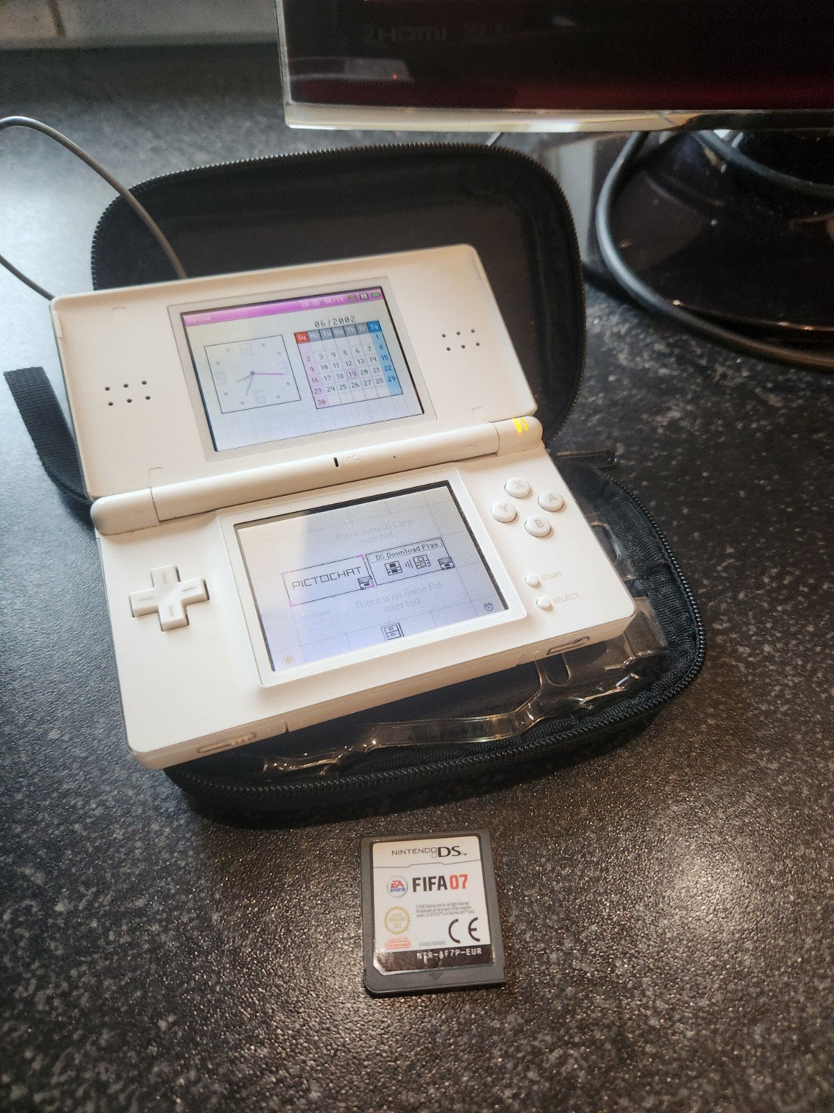 Nintendo DS Lite wit met FIFA 07 en hoesje, Spelcomputers en Games, Gebruikt, 1 speler, Ophalen of Verzenden, Vanaf 3 jaar