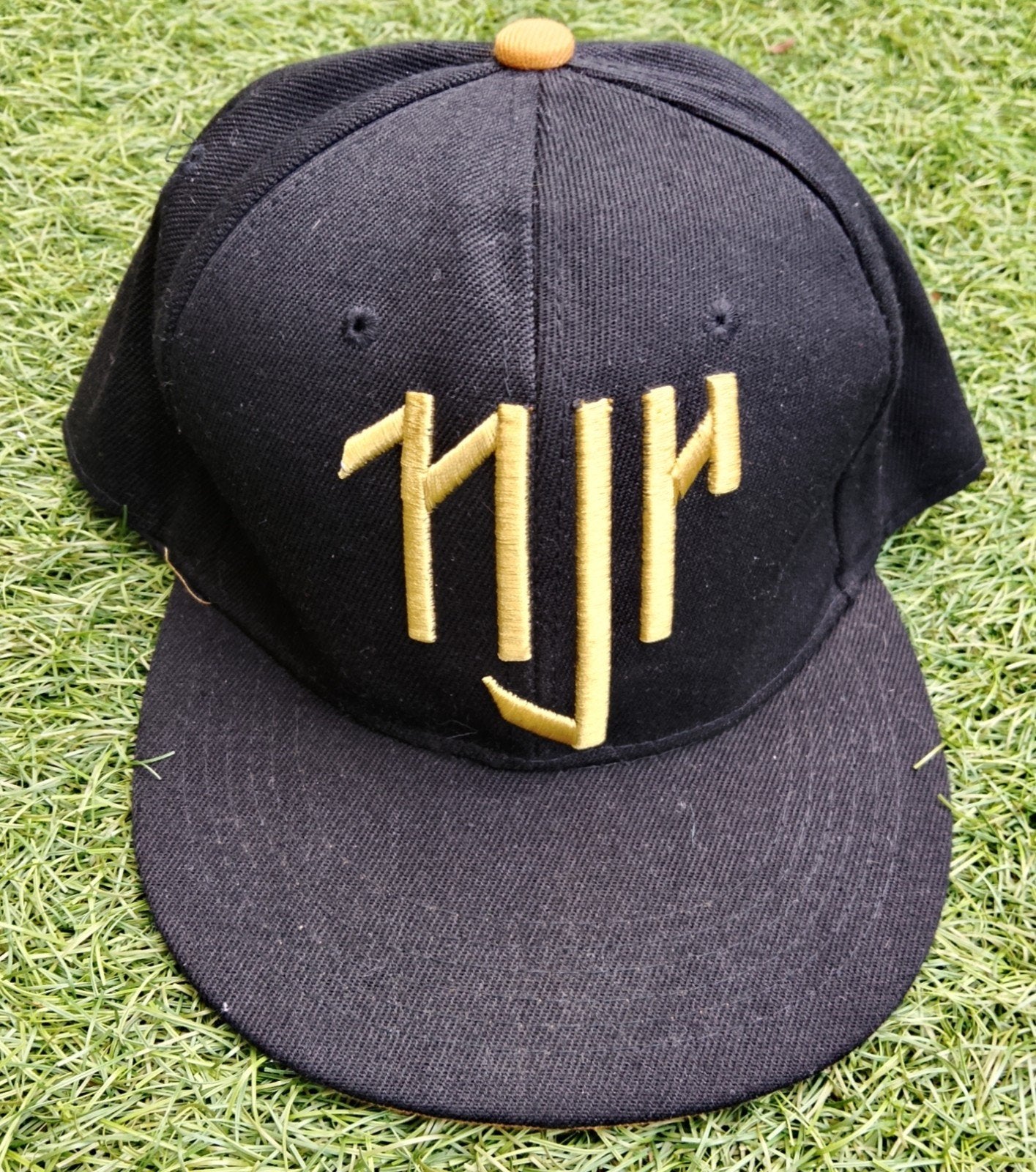Zwarte pet met goudkleurig NJR-logo - One Size, Ophalen, Info@newcapdesign.com, One size fits all, Gedragen