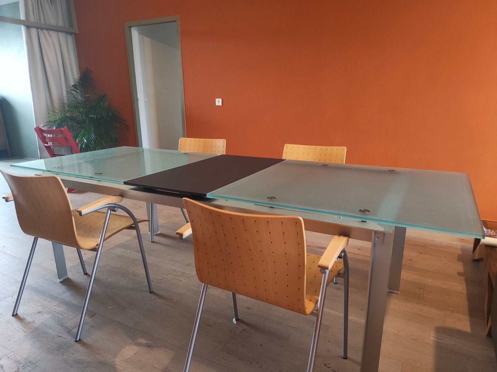Uitschuifbare eettafel met glazen blad en metalen onderstel, Huis en Inrichting, Tafels | Eettafels, Gebruikt, 50 tot 100 cm, 150 tot 200 cm