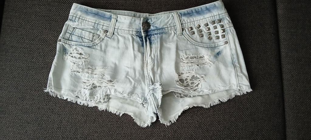 Stoere denim shorts met studs en scheuren Maat m, Kleding | Dames, Broeken en Pantalons, Gedragen, Maat 38/40 (M), Blauw, Kort