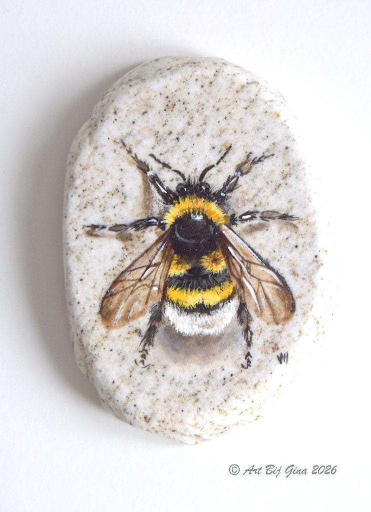 Hommel geschilderd op een mooi stenen schijfje, Ophalen of Verzenden