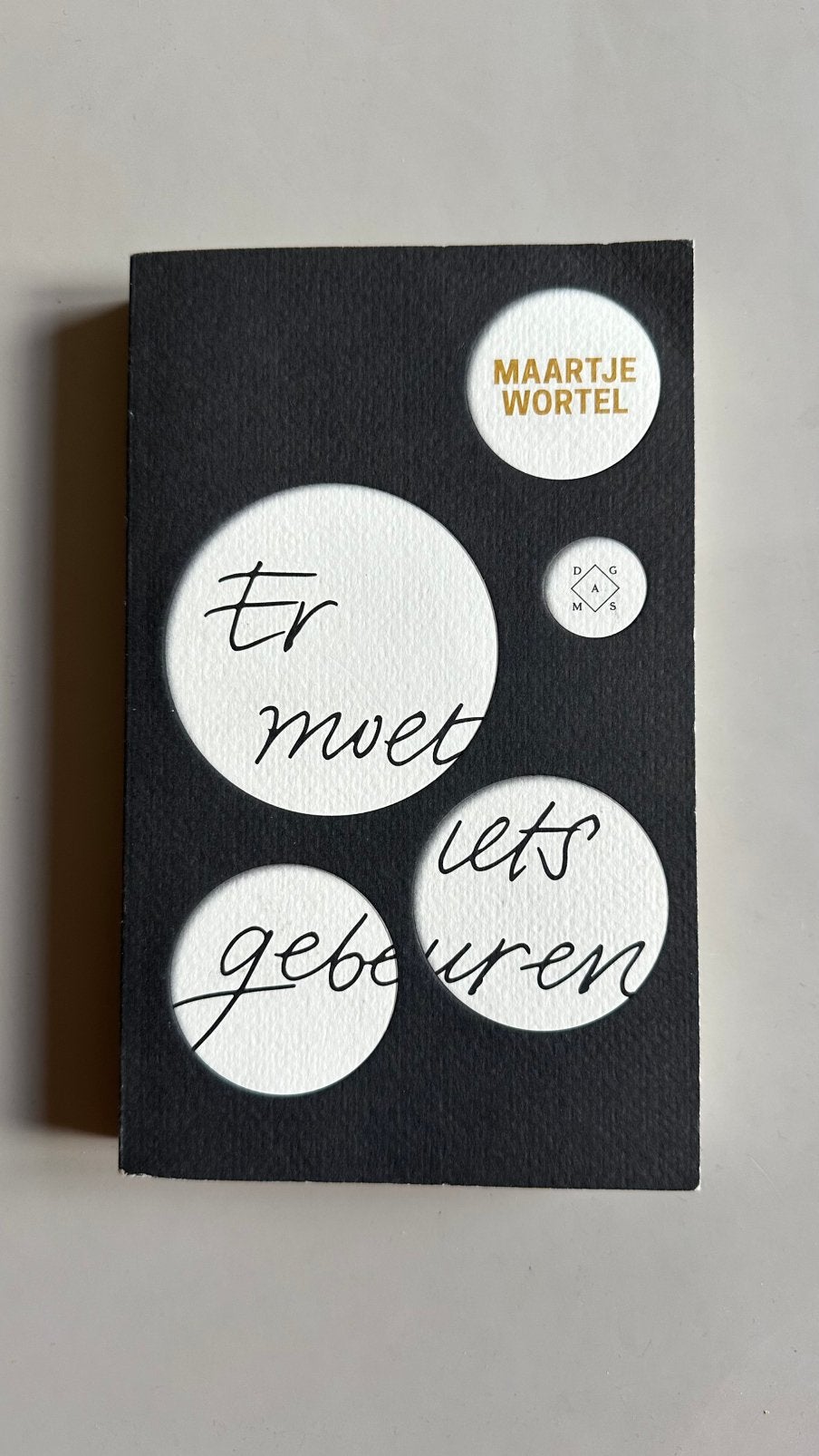 Maartje Wortel - Er moet iets gebeuren, Boeken, Ophalen of Verzenden, Zo goed als nieuw, Maartje Wortel