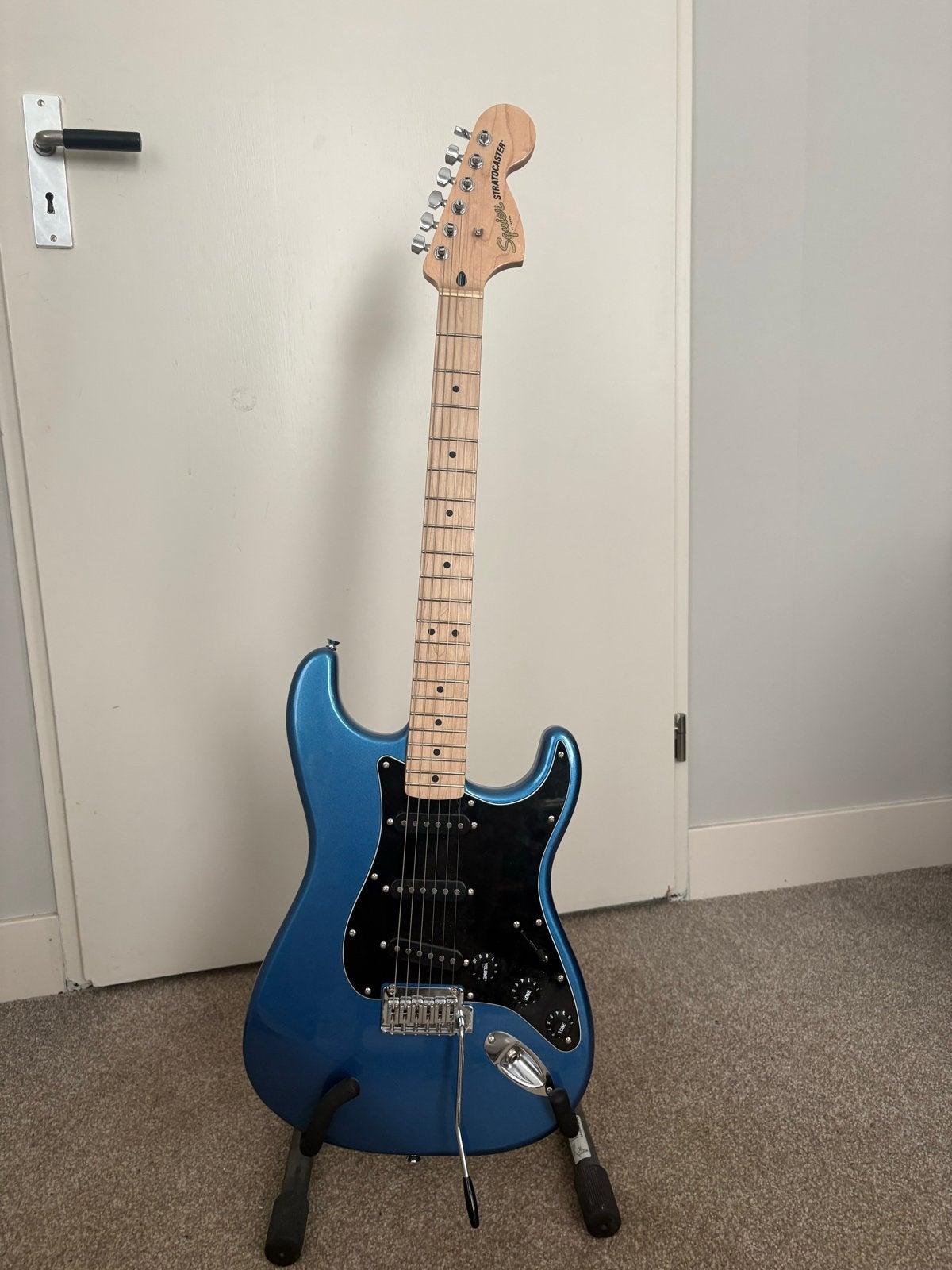 Squier Stratocaster by Fender - Elektrische Gitaar, Muziek en Instrumenten, Ophalen of Verzenden, Nieuw, Solid body, Fender