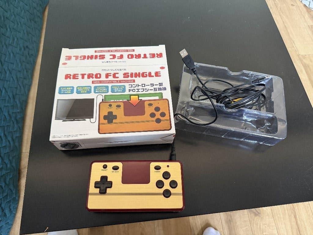 Retro FC Single - draagbare Famicom/NES handheld in doos, Verzenden, Overige merken, Zo goed als nieuw