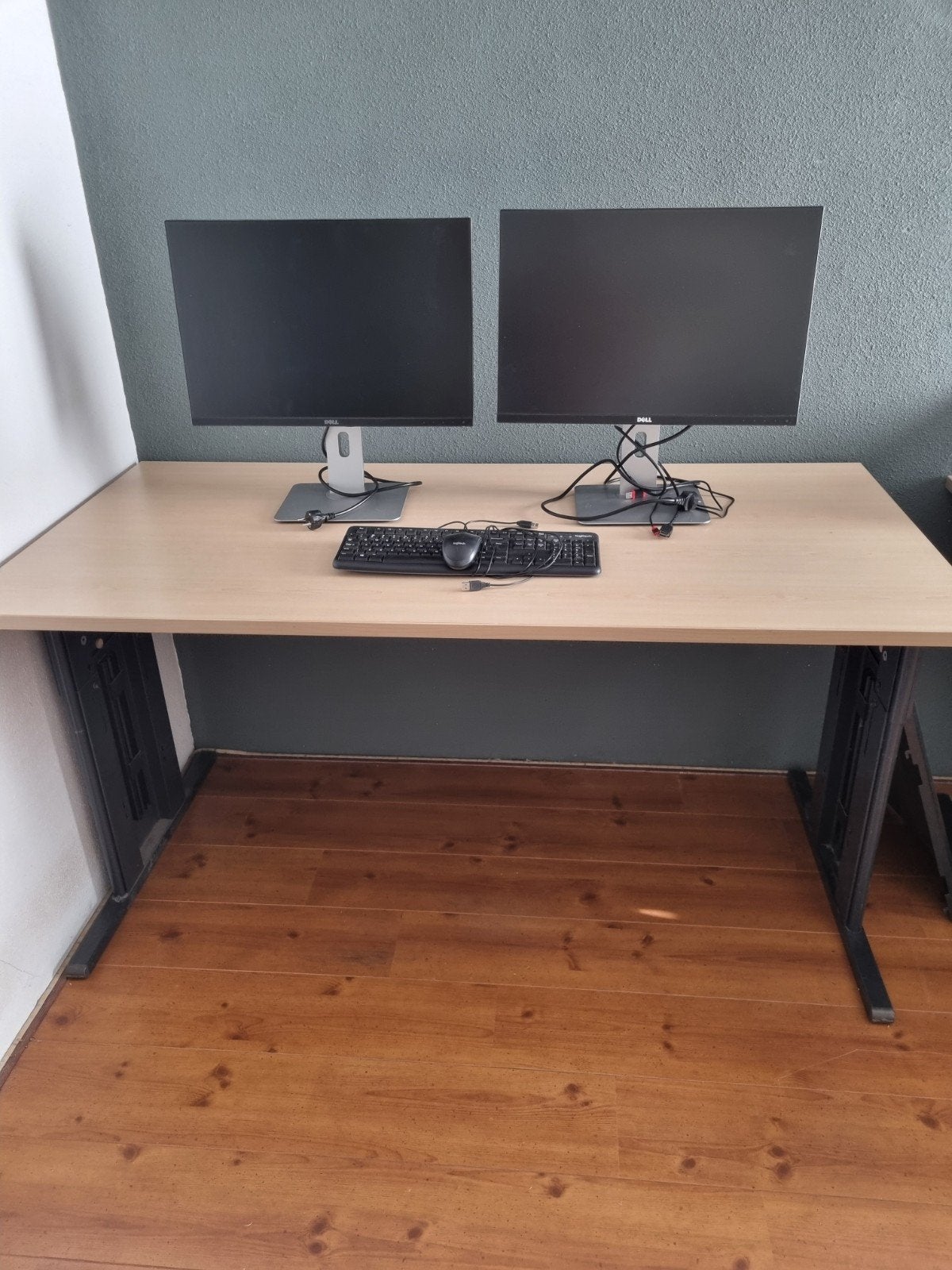 bureau inclusief 2 Dell schermen toetsenbord en muis, Ophalen, In hoogte verstelbaar
