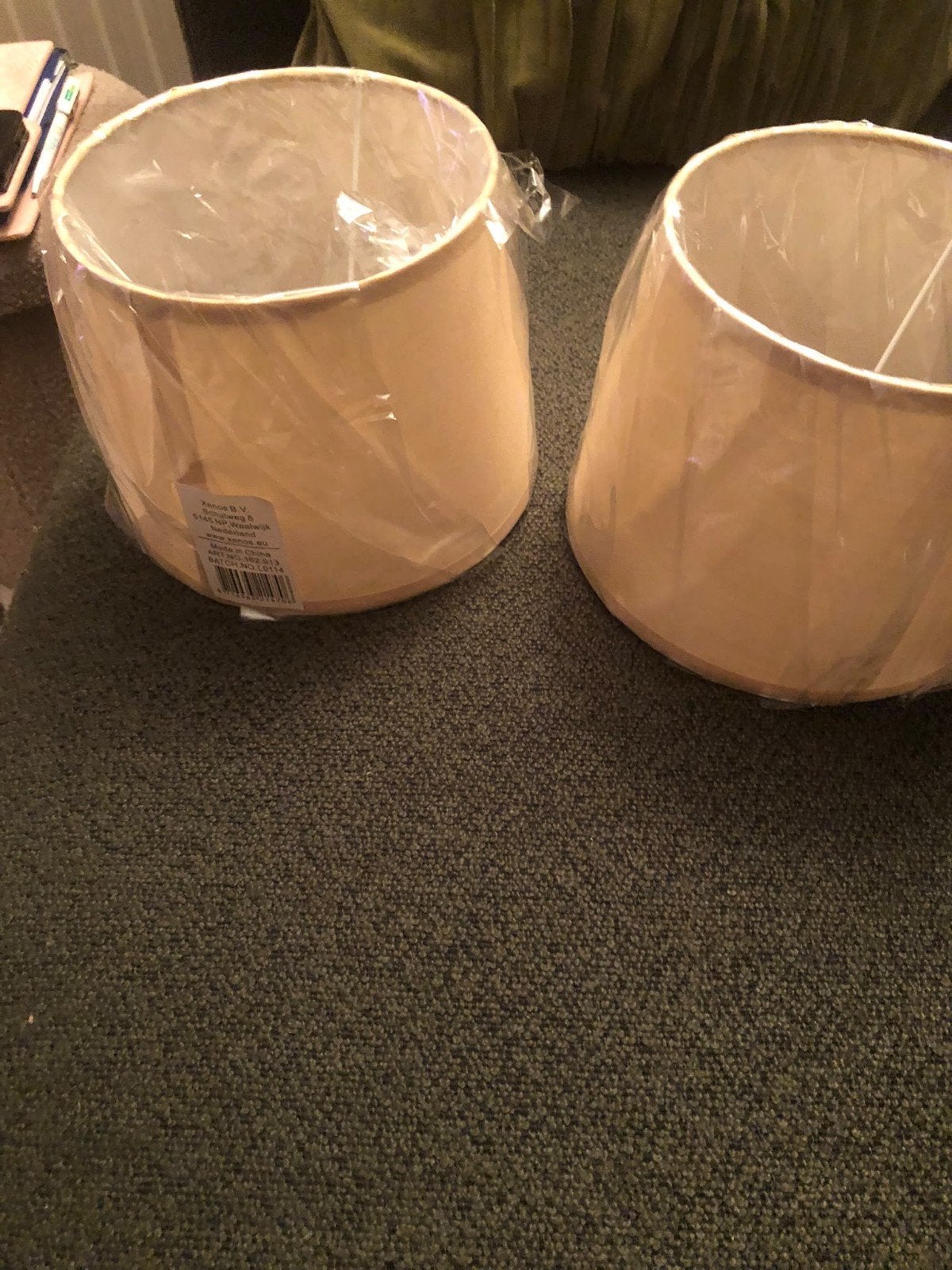 Twee nieuwe beige lampenkappen van Xenos, Ophalen