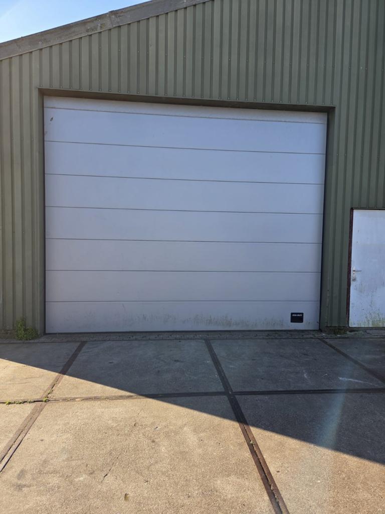 Sectionaaldeur 4990x2530 bxh met elektrische bediening, Garagedeur, Ophalen of Verzenden, Zo goed als nieuw, Metaal