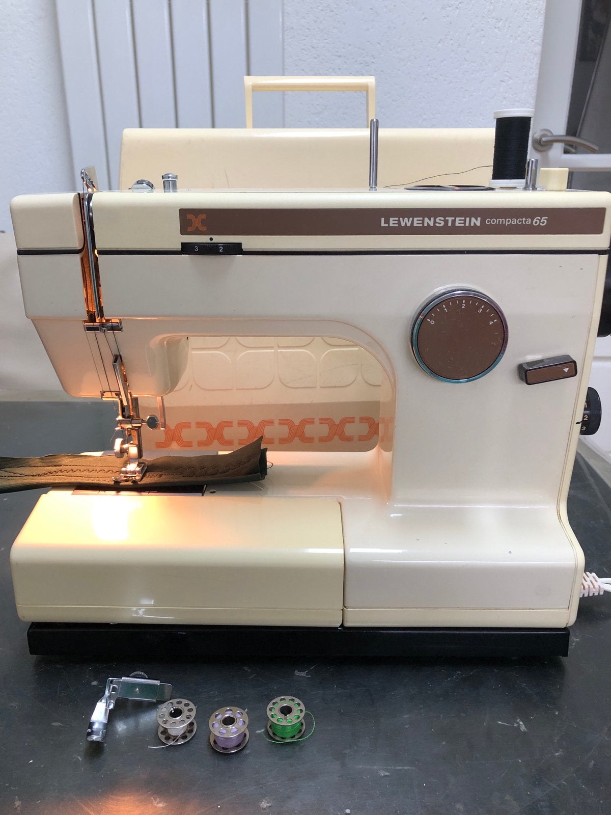 Te koop lewenstein naaimachine, Hobby en Vrije tijd, Naaimachines en Toebehoren, Zo goed als nieuw, Naaimachine, Husqvarna, Ophalen of Verzenden