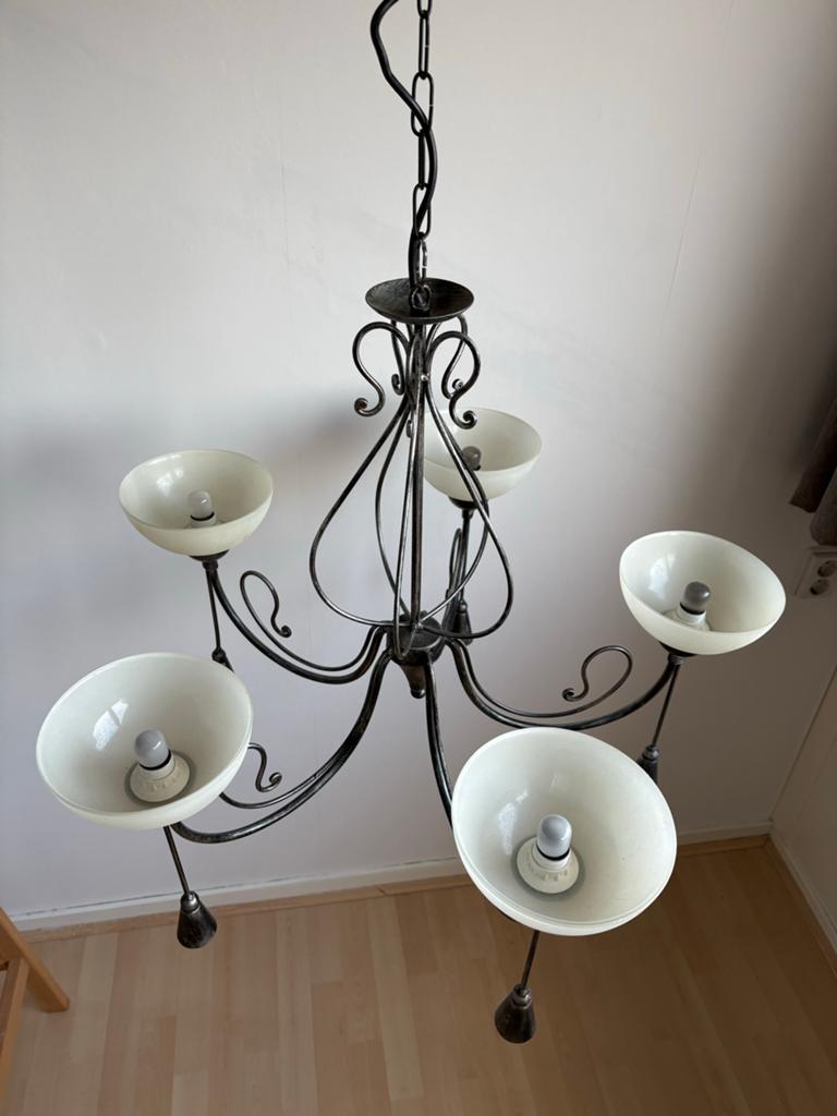 Elegante Zwarte Kroonluchter metaal, 5-Armig melkglas, Huis en Inrichting, Lampen | Kroonluchters, Ophalen, Zo goed als nieuw