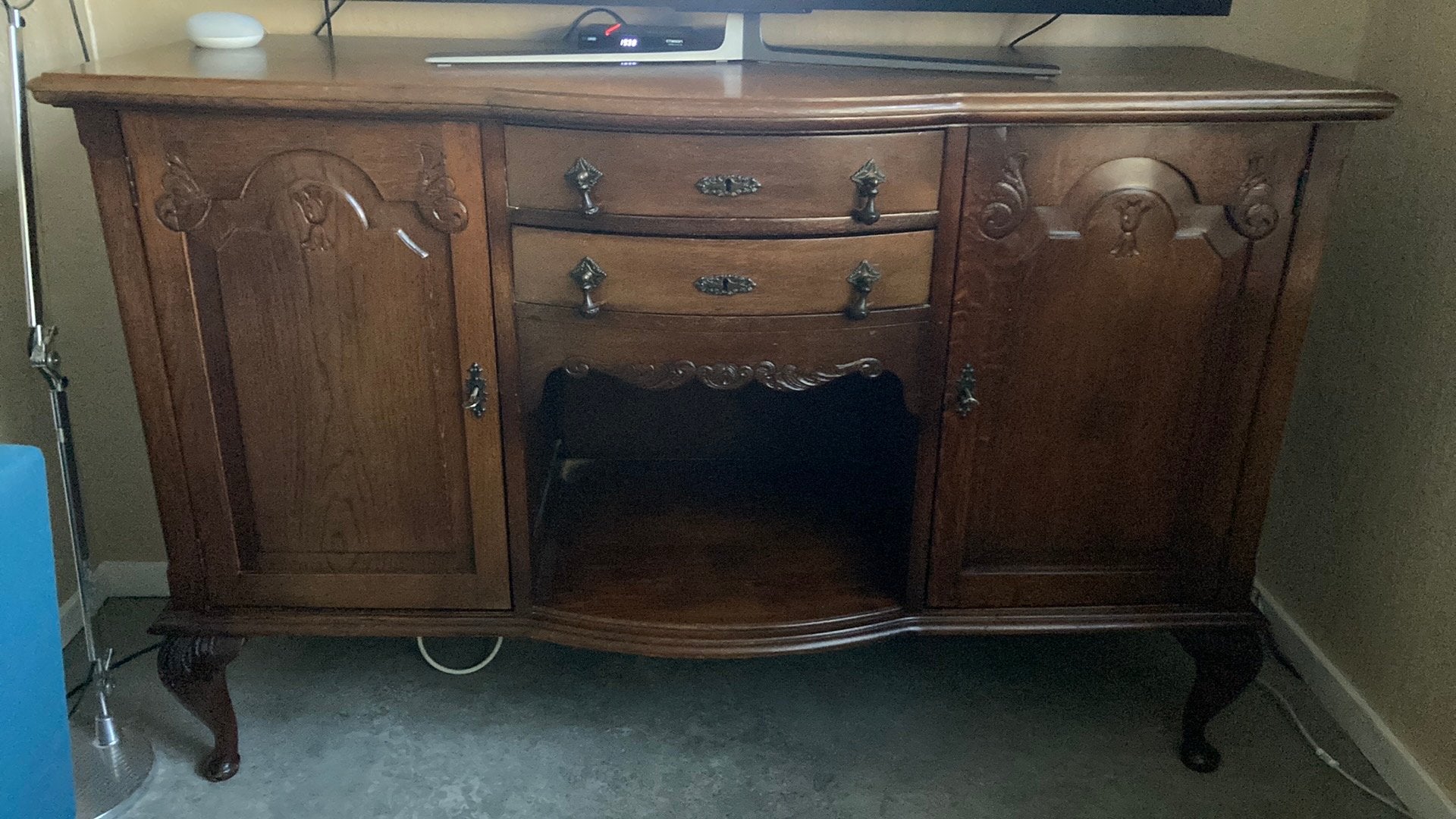 Klassiek dressoir met queen ann poten, Huis en Inrichting, Kasten | Dressoirs, Ophalen, Zo goed als nieuw, 50 tot 75 cm, Met deur(en)