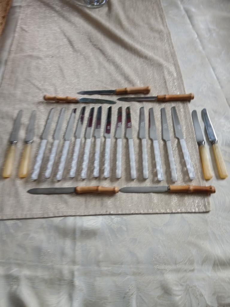 Diverse set van 22 messen met bamboe en witte handvatten, Ophalen of Verzenden