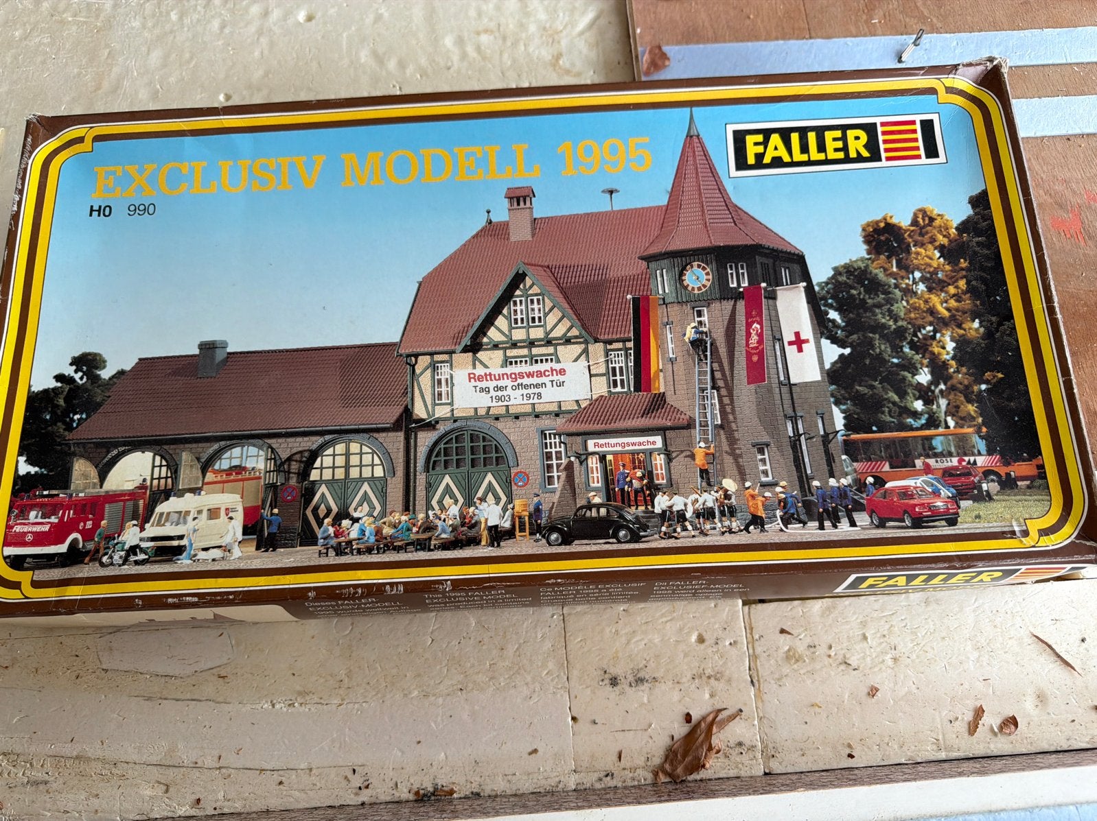 Faller 990 H0 Exclusiv Modell 1995 Rettungswache + Voertuige, Ophalen, Zo goed als nieuw, 1:50 tot 1:144