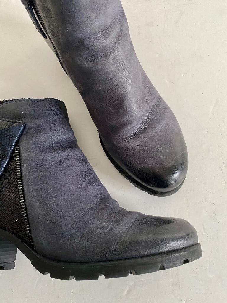 J51 Mjus maat 37 lage leren laarsjes laarzen schoenen blauw, Kleding | Dames, Schoenen, Blauw, Ophalen of Verzenden, Zo goed als nieuw