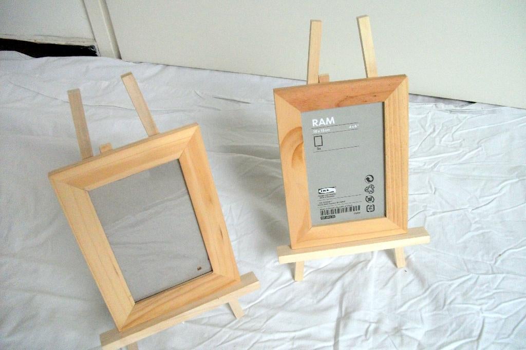 2 Grenen foto lijstjes waarin foto 10 x 15 cm 4/6"" met voet, Ophalen of Verzenden, Zo goed als nieuw
