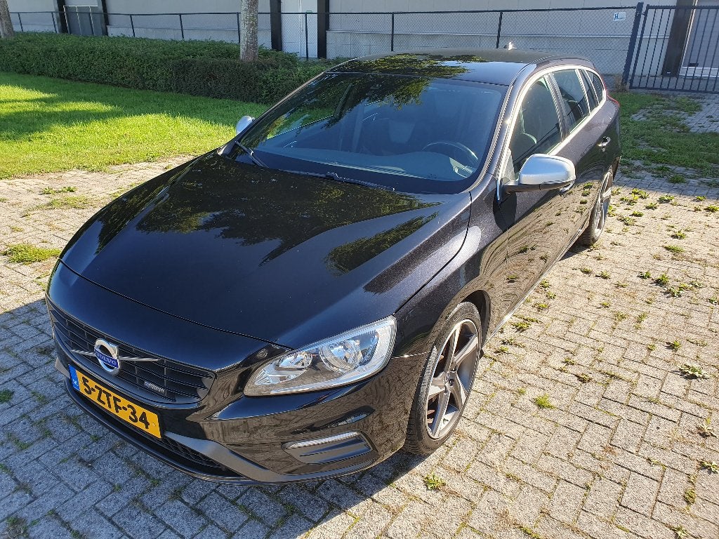 Volvo V60 T3 150pk Powershift 2015 Zwart R-Design, 1596 cc, Zwart, 4 cilinders, Bluetooth